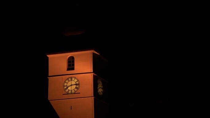 钟楼显示8.15在晚上照明19