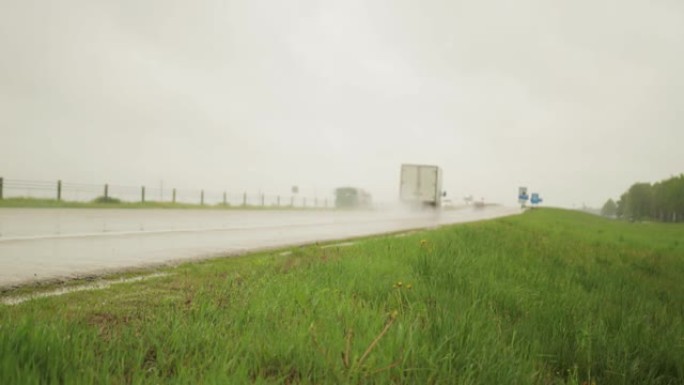 雨天湿滑的高速公路上的汽车交通。夏天路上能见度差，背景。复制文本空间