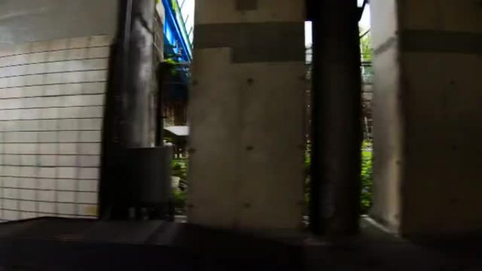 在高速公路上行驶。从汽车上看