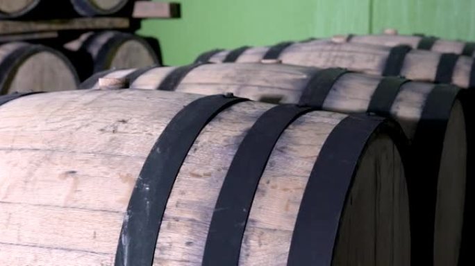 装满龙舌兰酒的堆叠桶用于成熟龙舌兰酒行业概念