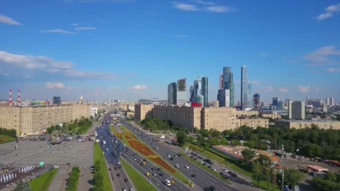 俄罗斯阳光明媚的莫斯科市著名的库图佐夫斯基前景交通街空中全景4k