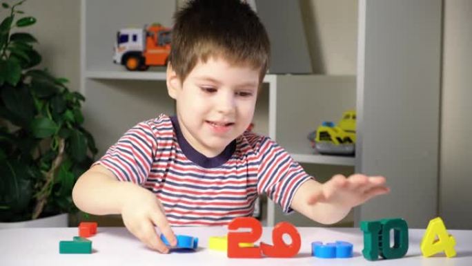 一个学龄前男孩玩多色玩具号码，学会计数