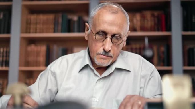 一位70多岁的老科学家在公共图书馆学习古典文学