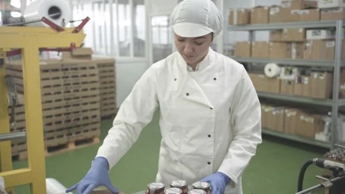 女工在食品加工厂仓库的纸板上整齐地包装辣椒