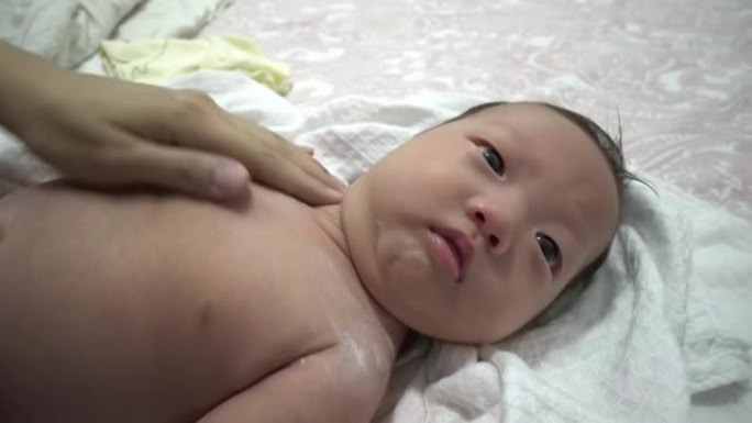 超宽视野小婴儿在身体上应用滑石粉
