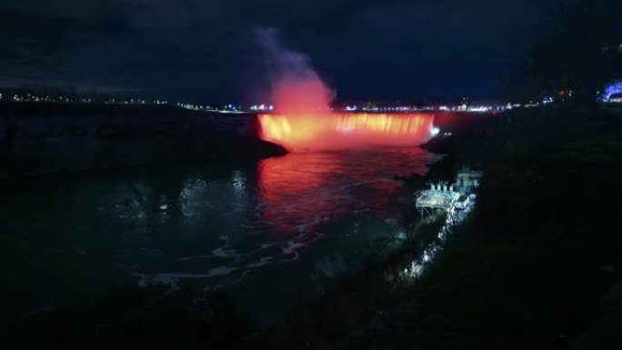 加拿大尼亚加拉大瀑布侧视图，加拿大安大略省尼亚加拉大瀑布夜晚的马蹄瀑布
