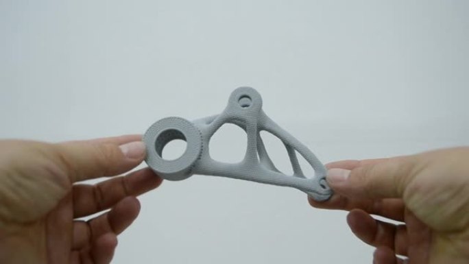 持由生物相容性聚酰胺粉末在粉末3d打印机上打印的塑料模型的人。多喷射融合MJF。新的现代工业3D打印