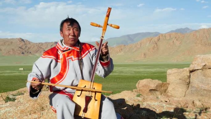 蒙古族传统喉歌手在西部阿尔泰山附近的户外练习