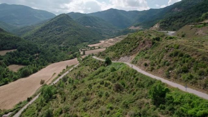 山景中的快速入门之路。穿过山间桥的高速公路。