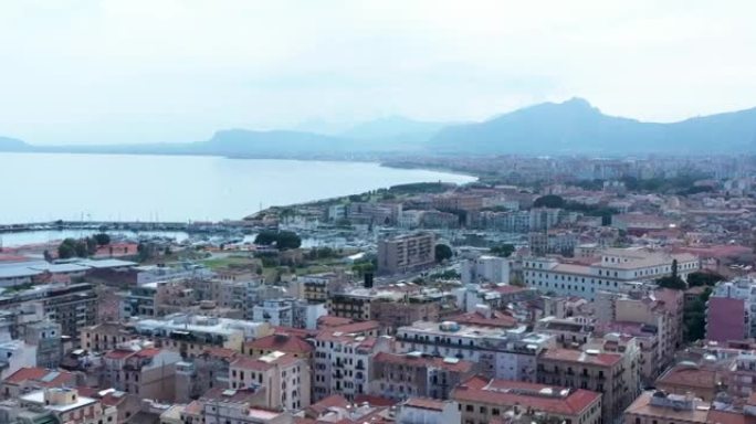 意大利西西里岛巴勒莫市的全景无人机，其著名的地中海港口在阳光明媚的夏日