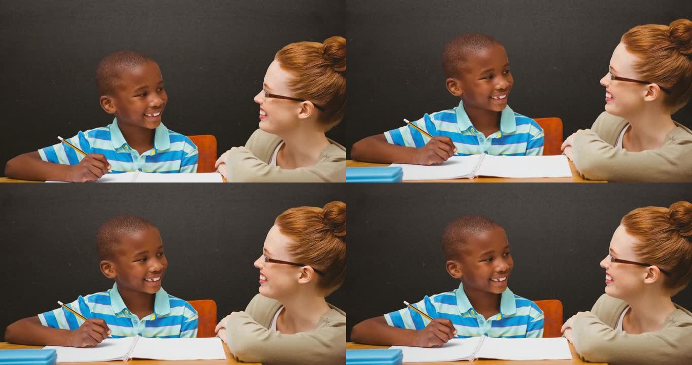 微笑的高加索女老师和非裔美国男生的动画