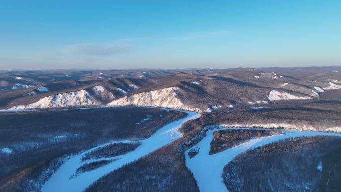 航拍大兴安岭雪色山林蜿蜒雪河