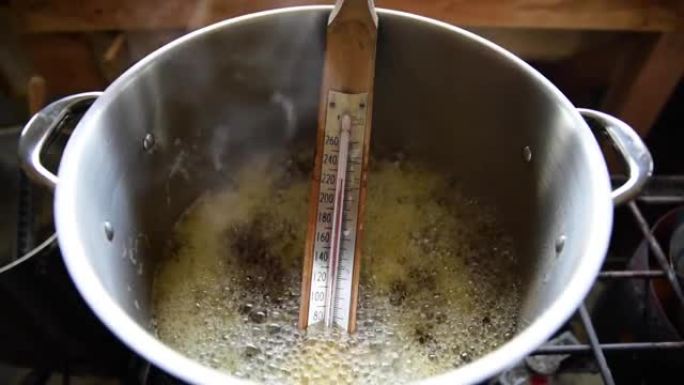 煮沸枫糖浆的温度计