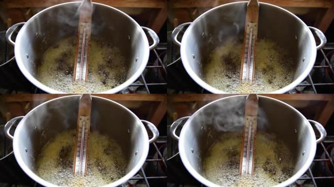 煮沸枫糖浆的温度计