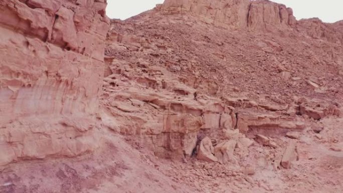 红色沙漠景观中的超现实岩石山