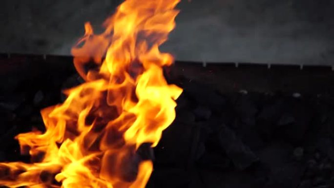 煤火和自然野餐背景上的火。烧掉篝火作为食物。闷烧的煤。烧烤中的灰烬
