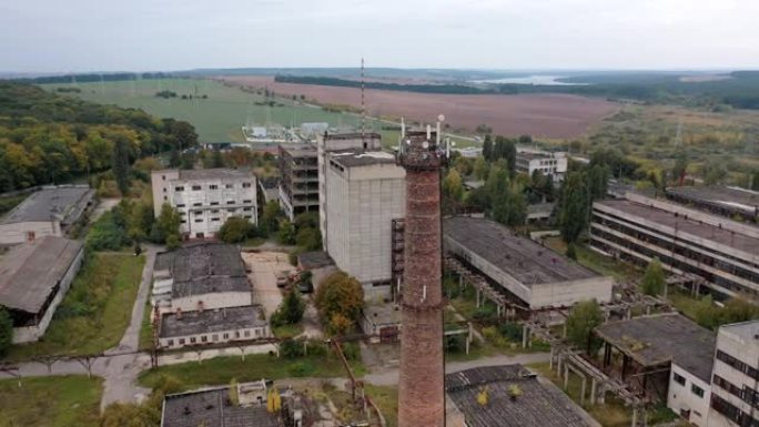 工厂被遗弃了被摧毁的领土。旧被毁的工业建筑。