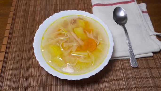 竹制餐垫白碗鸡面汤