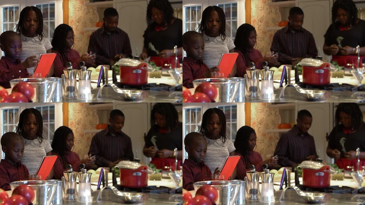 美国黑人家庭感恩节圣诞晚餐派对