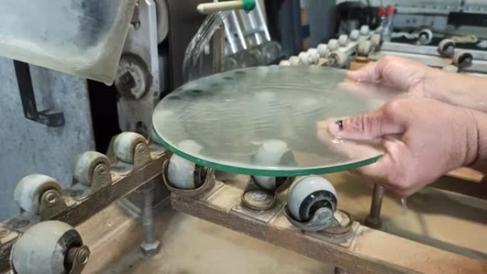 水冷机射流加工玻璃。玻璃毛坯加工