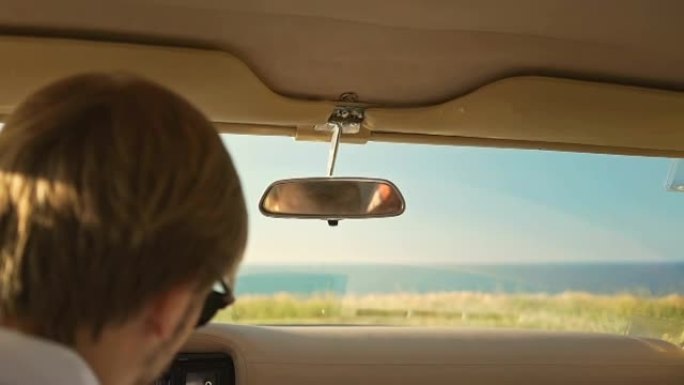 戴着墨镜的年轻人坐在复古车里听音乐
