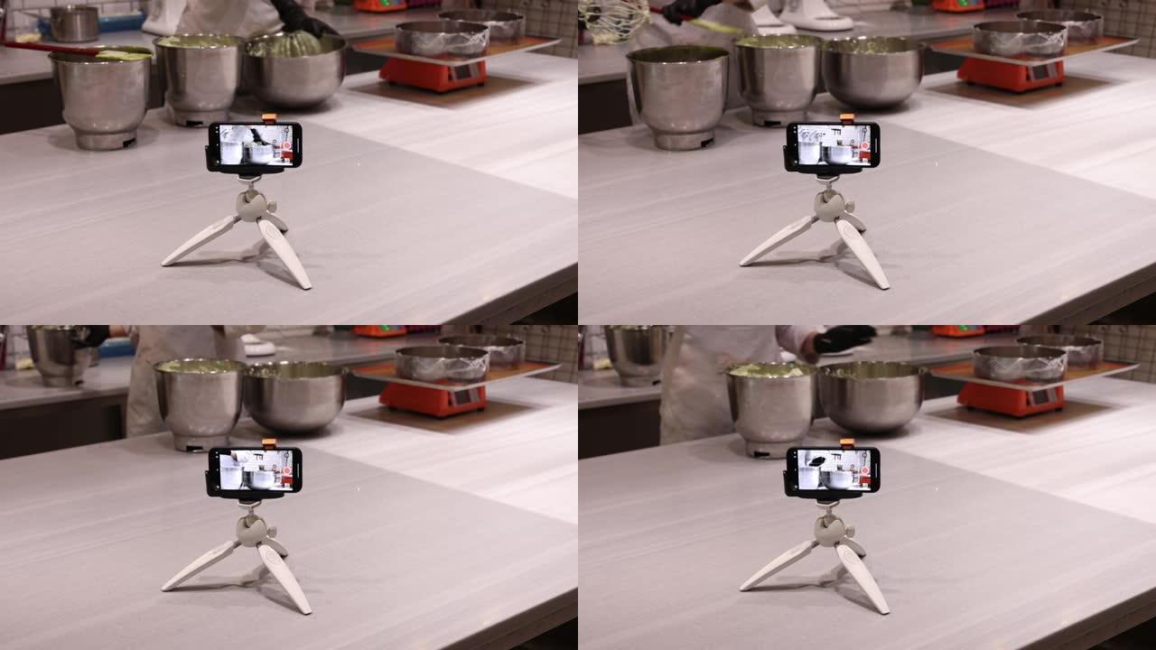 一位女厨师正在做饭时用手机录制自己的视频。