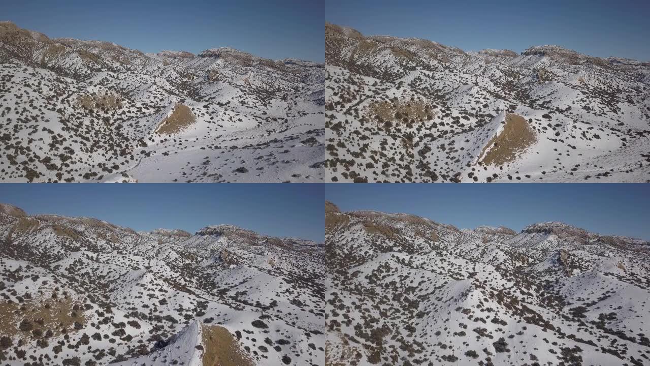 用刷子发现积雪覆盖的沙漠山丘