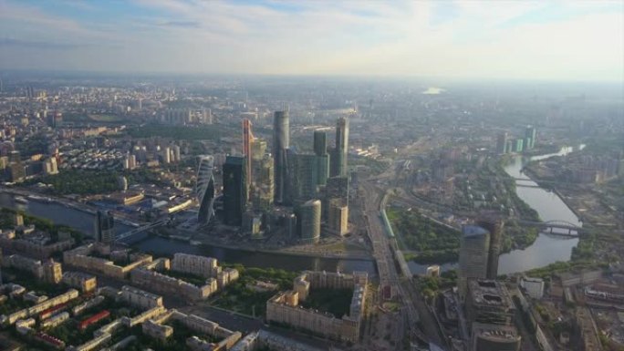 俄罗斯阳光明媚的日落莫斯科现代城市河流交通环路空中全景4k