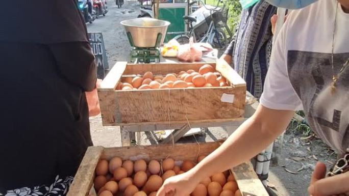 传统市场的鸡蛋贸易商正忙于为买家服务