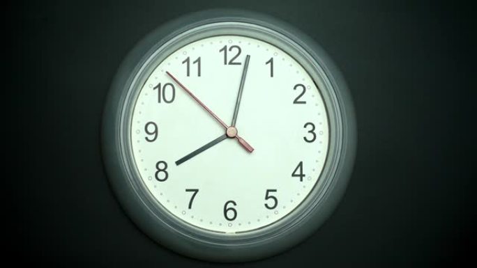 白色挂钟在8点时告诉时间。
