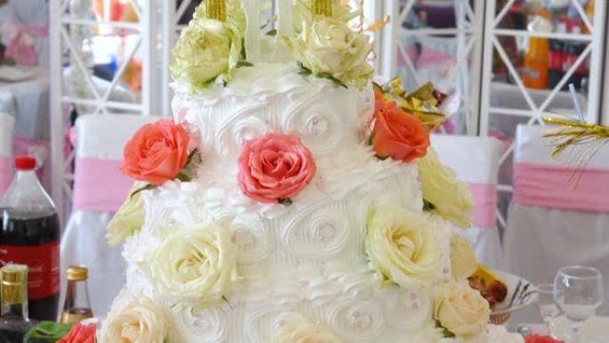 大白红玫瑰结婚蛋糕。蛋糕上新娘的身影