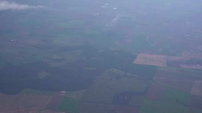 从飞机窗户看到的农田拼布
