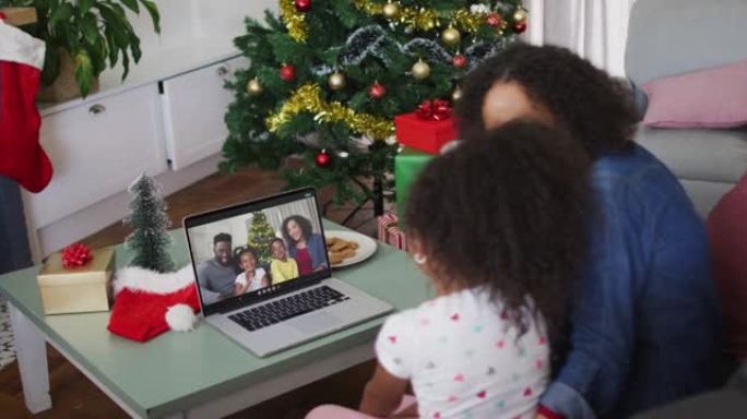 圣诞节期间与家人进行视频通话的非洲裔美国母女快乐