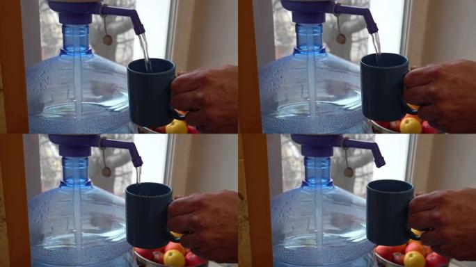 一名男子将过滤水从冷却器收集到杯子中