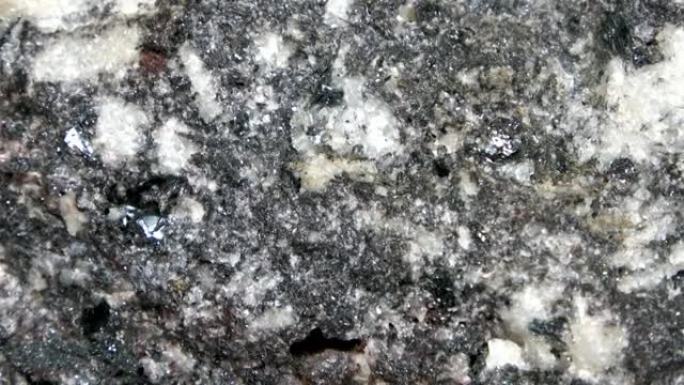 具有石英晶体层和闪锌矿夹杂物的石英-黑云母片麻岩的宏观