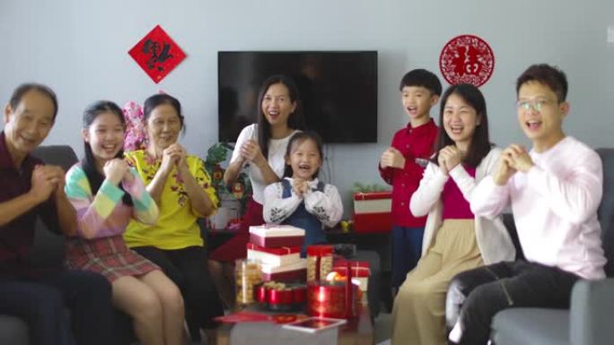 亚洲家庭向镜头许愿
