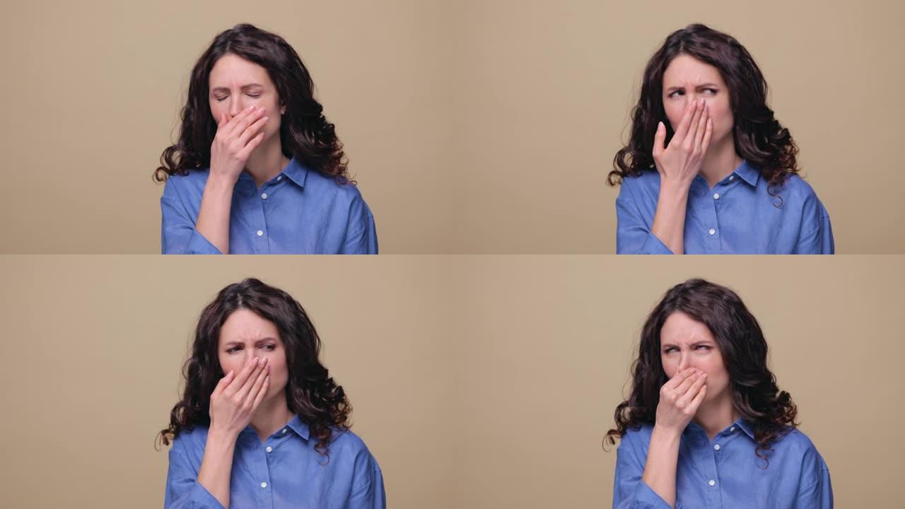 难闻的气味反应。女性用手抓鼻罩脸，避免难闻的屁味，臭气