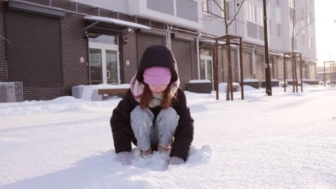 小可爱女孩玩雪，玩得开心。儿童冬季游戏假期概念