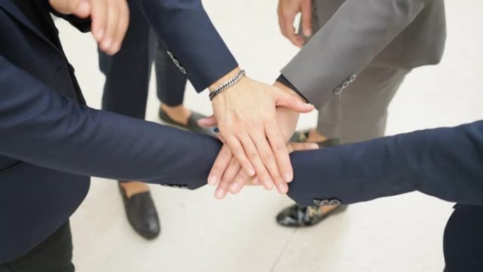 商人握手叠手特写，为企业合并伙伴关系和商业交易的团队合作，成功谈判，握手，