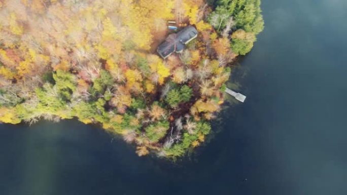 鸟瞰图看湖边的小屋