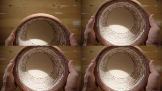 展示，酸面团-木制搅拌碗进入框架，放在桌子上