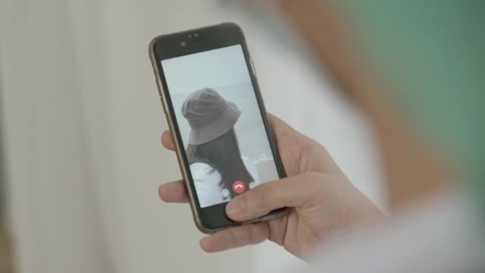 使用智能手机视频给她的朋友关闭年轻的女护士。