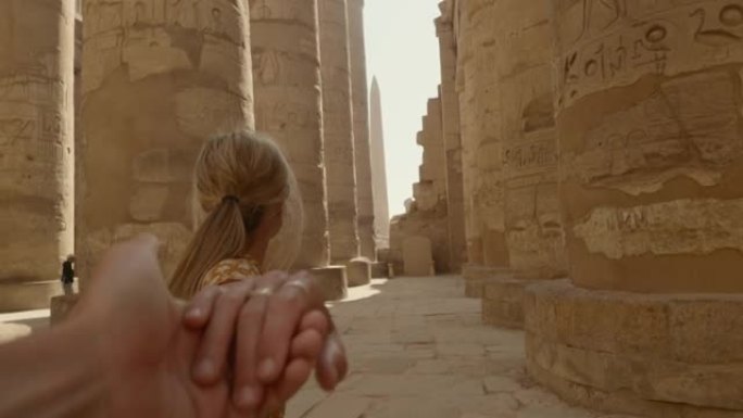 年轻的女性旅行者在埃及卢克索的古老卡纳克神庙中徘徊。