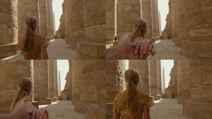 年轻的女性旅行者在埃及卢克索的古老卡纳克神庙中徘徊。