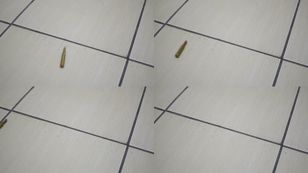 弹壳掉落在白色瓷砖上关闭，从武器发射后在地板上滑动。