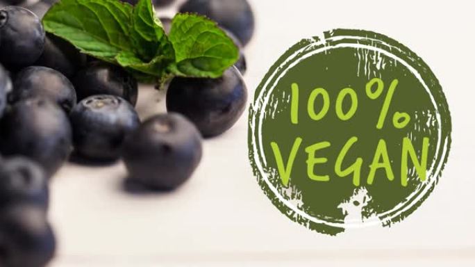 绿色100% 纯素食文本在新鲜有机蓝莓上的动画