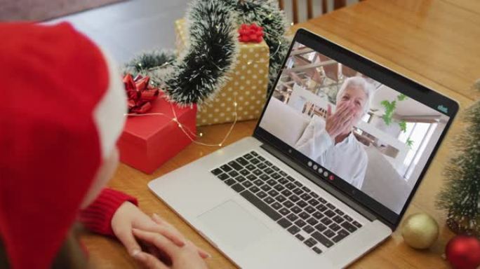 圣诞节时与祖母进行视频通话的白人妇女