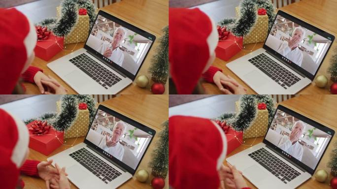 圣诞节时与祖母进行视频通话的白人妇女