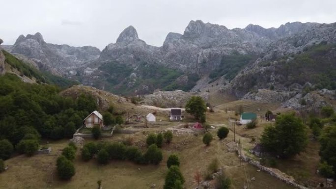 鸟瞰山谷上的小山村