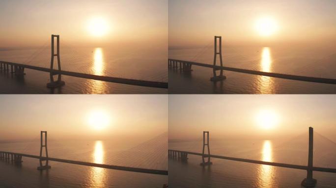 马都拉海峡日出时的苏拉马杜大桥